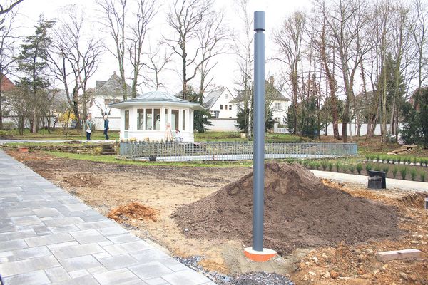 Der Park wird nach historischem Vorbild wiederhergestellt; der Pavillon dient als „Raum der Stille“