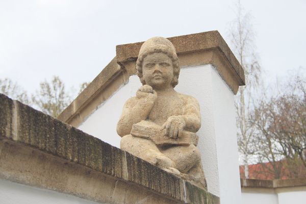 Vom Steinmetz restaurierte Mauerfigur