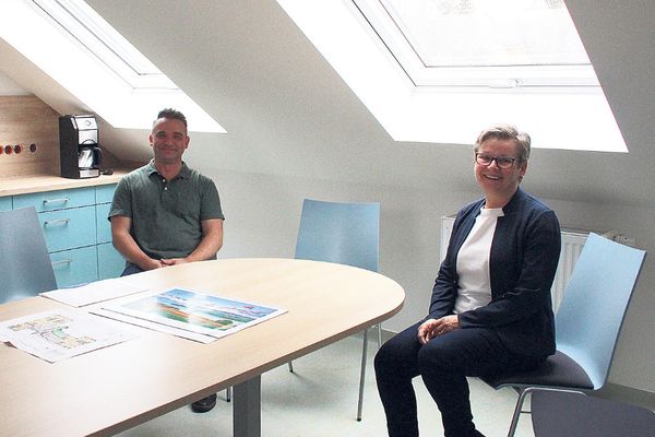 WOBAG-Geschäftsführerin Cordula Wiegand und Matthias Lander, Vorsitzender des Vereins „Hospiz am Saalebogen e. V.“, im Besprechungsraum unterm Dach des Hospiz‘
