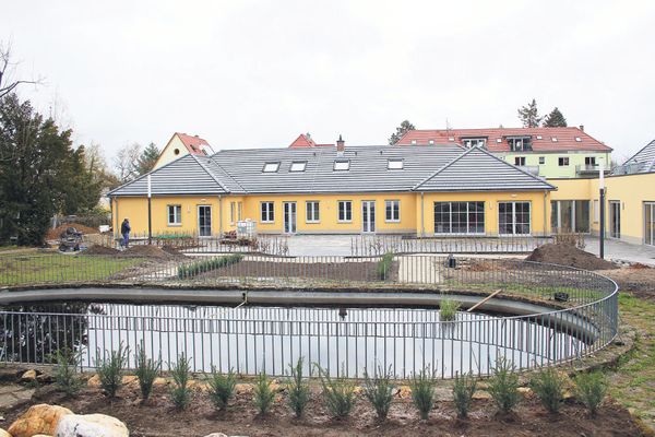Hospiz-Ansicht von der Parkseite, der Neubau mit Flachdach schließt sich rechts am alten Kinderfreizeitzentrum an und verbindet es mit dem historischen Gärtnerhaus